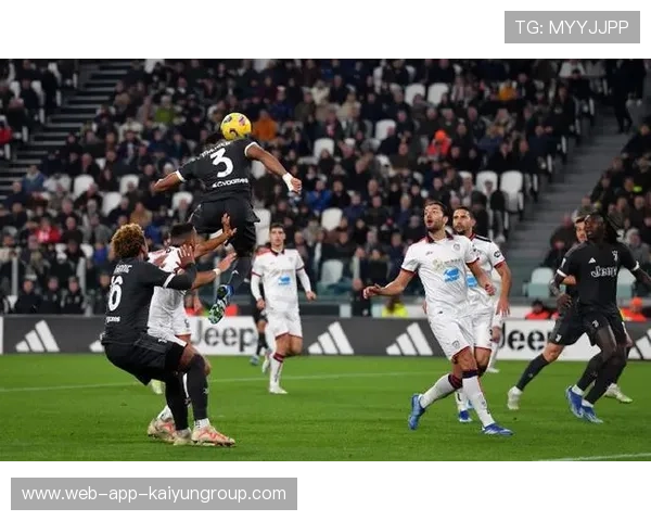 任意球穿过人墙直挂上角，成就足球场上的绝美瞬间